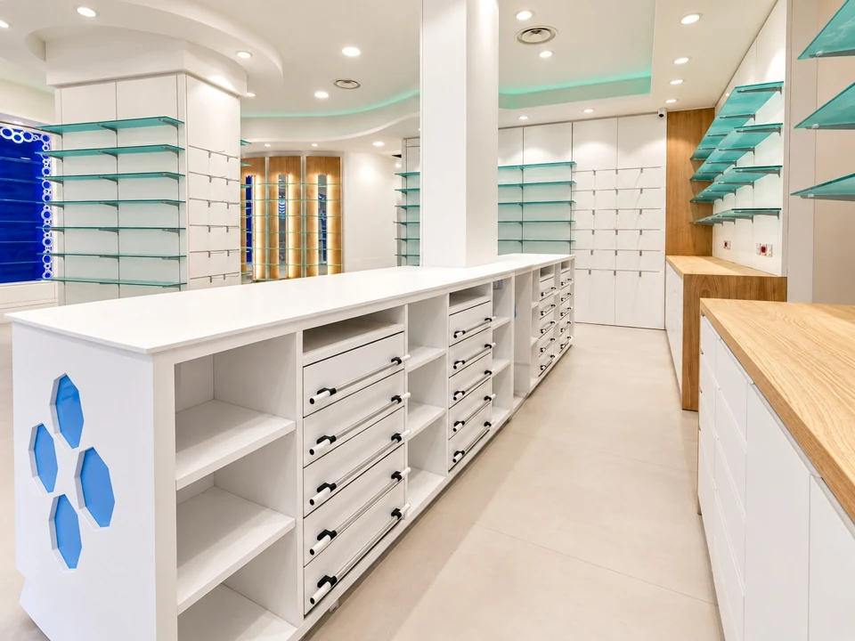 Farmacia Santa Rita — Retrobanco con cassettiere e vani operativi