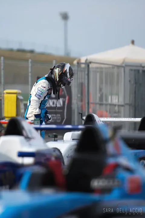 Pilota della Henry Morrogh Driving School accanto alla monoposto Formula 4