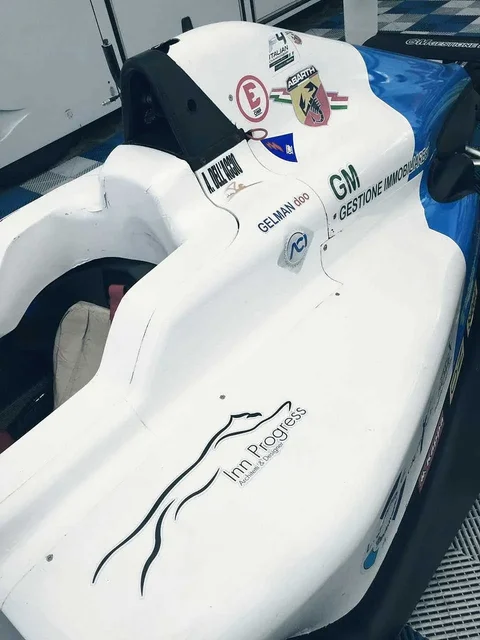 Dettaglio del logo INN PROGRESS sulla monoposto Formula 4