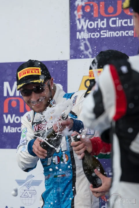 Celebrazione sul podio della partnership motorsport INN PROGRESS
