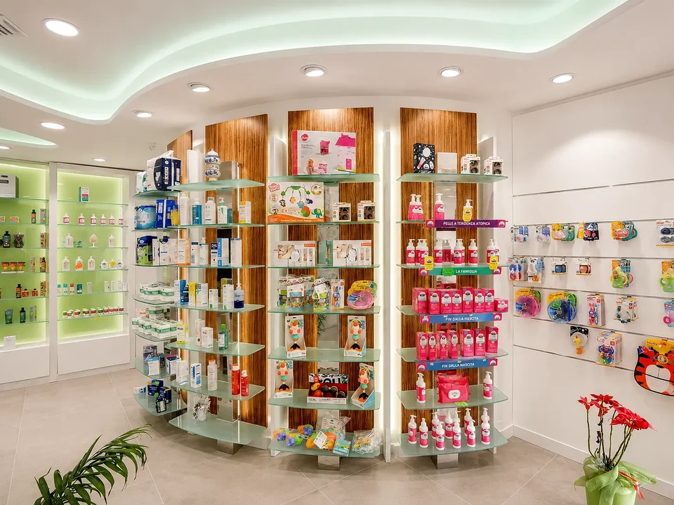 Central timber display for cosmetic products
