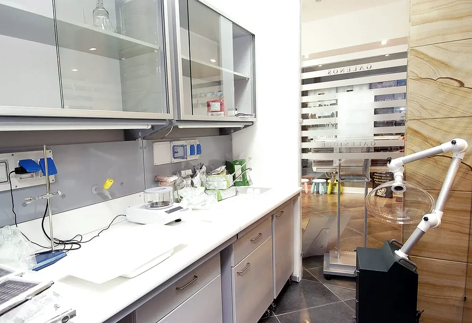 Compounding laboratory with glazed wall units and technical worktop
