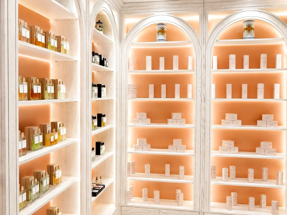 Illuminated arched niches for cosmetic products