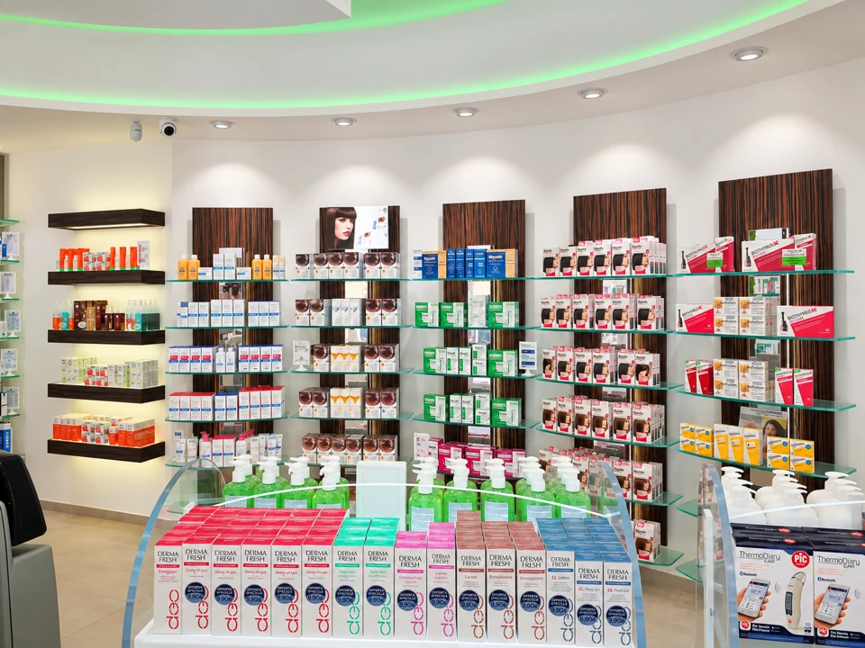 Merchandising wall with dark modules and illuminated shelves