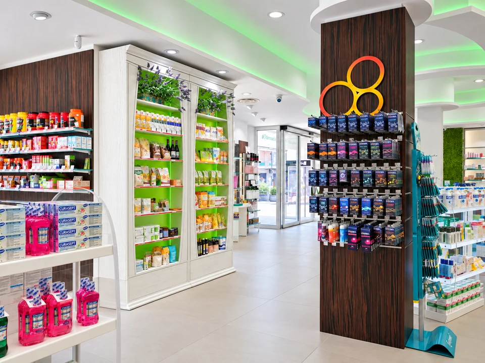 Display route with straight furnishings and dark finishes