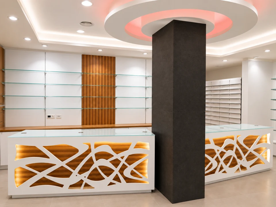 Curves and light: interwoven wood — Dark pillar between counters with organic decoration