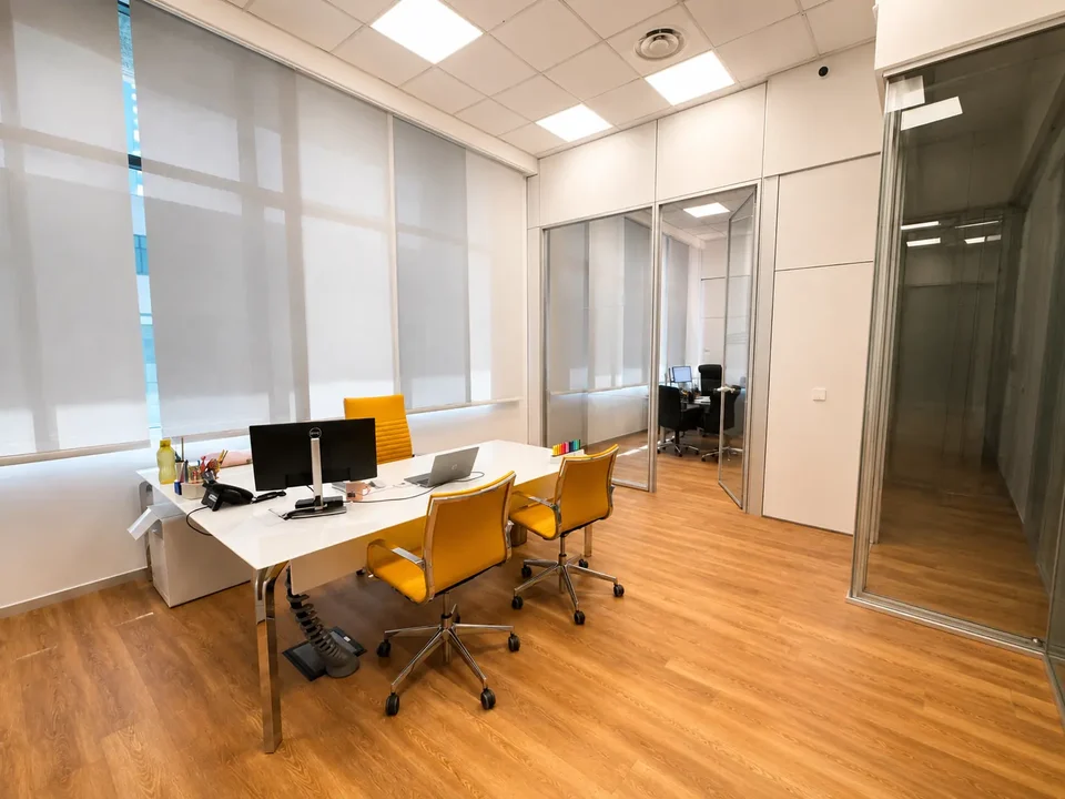 Executive office with glazed partitions at the new Consalvo Servizi headquarters in Rome